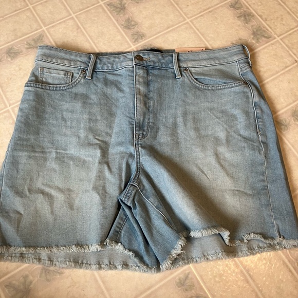 NYDJ light was raw edge Hem Denim Shorts style MGWRSH8181 lift tuck technology - Picture 1 of 6